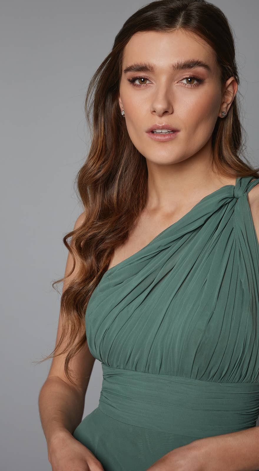 51864 Schickes One-Shoulder Abendkleid aus Chiffon.  Das Mieder ist mit zarten Drapierungen gefertigt und mit einem luftig leichtem A-Linienrock kombiniert. Abgerundet wird der leichte Look mit einem Beinschlitz. Dieses und viele weitere wundervolle Abendkleider in vielen weiteren Farben erhältlich. 