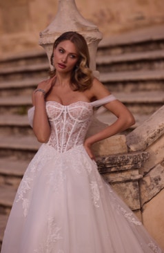 52037 Erlebe Eleganz pur: Unser schulterfreies Ballkleid aus Organza und Tüll